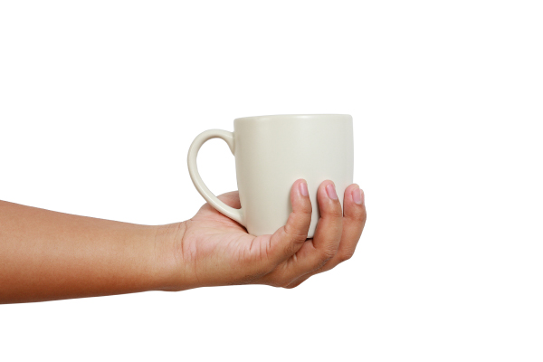 Mano con taza opaca