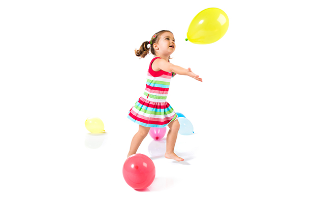 Niña jugando con globos