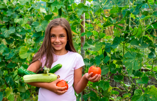 Niña con verduras