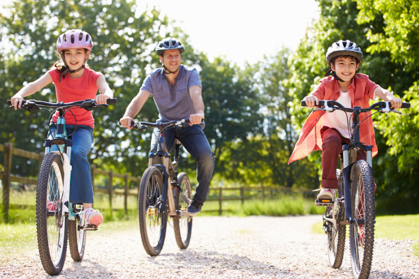 Padre con hijos andando en bicicleta