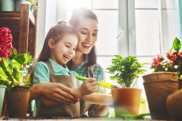 Madre e hija plantando y cuidando de plantas