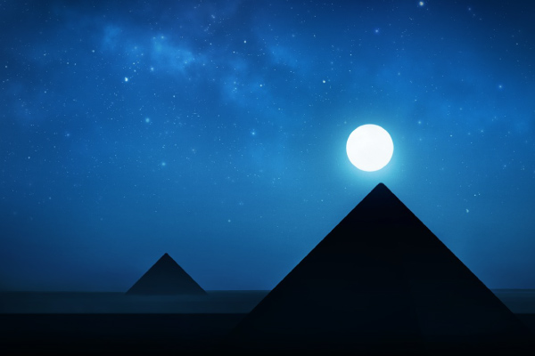 Pirámides egipcias en la noche con Luna de fondo