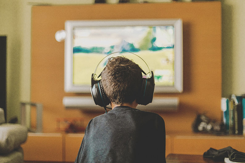 Niño, jugar, videojuegos, computadora, audifonos, tiempo, horas