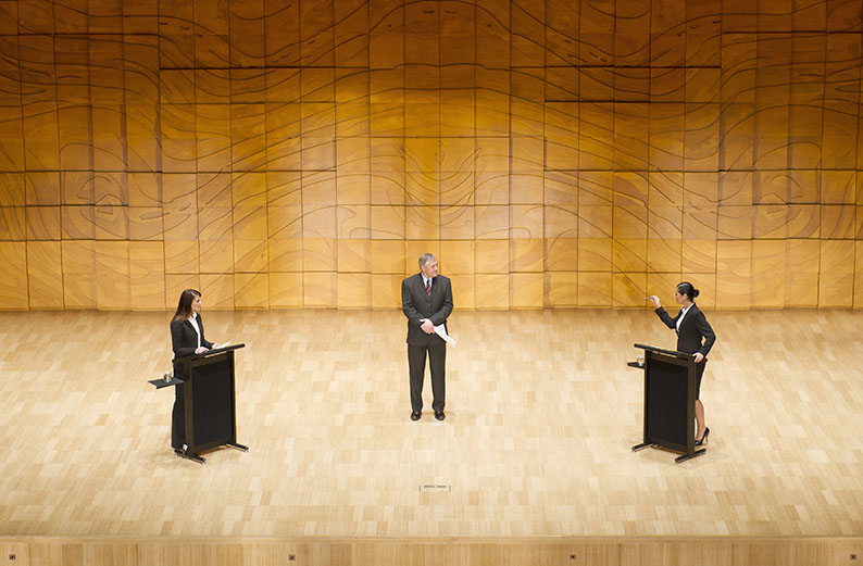 Debate, participantes, moderador, debatir