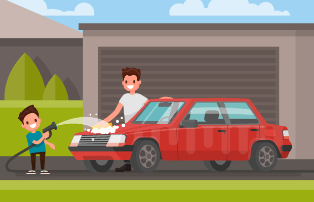 Padre e hijo lavando el auto