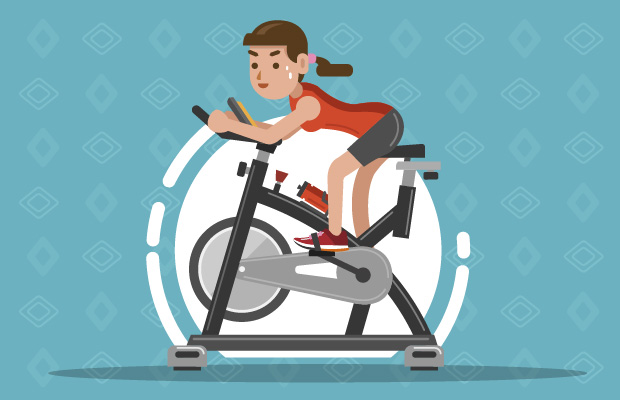 Niña haciendo bicicleta fija
