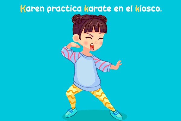 Karen practica karate en el kiosko.