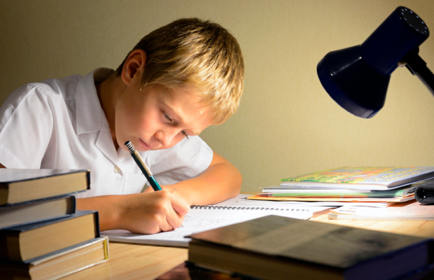 Niño estudiando