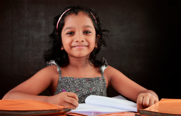 Niña estudiando
