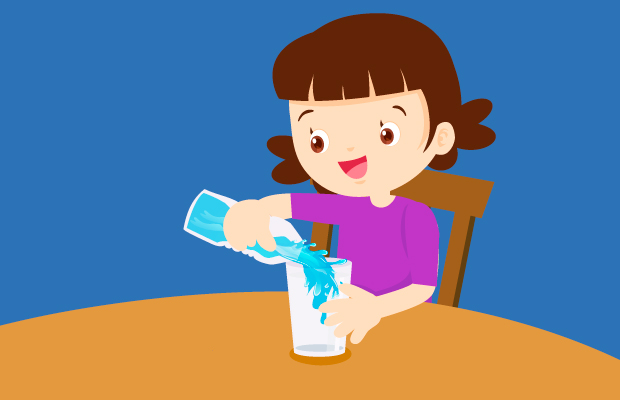 Niña sirviendo agua en un vaso