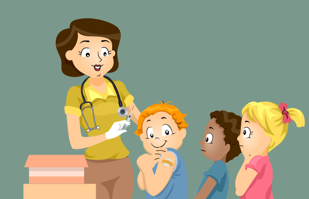 Doctora vacunando a niños