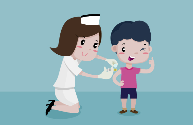 Doctora vacunando a niño