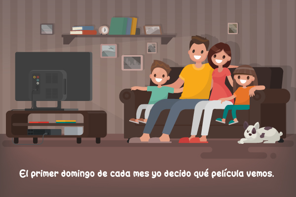 Padre, madre, hijo, hija y perro mirando la televisión. "El primer domingo de cada mes yo decido qué película vemos."