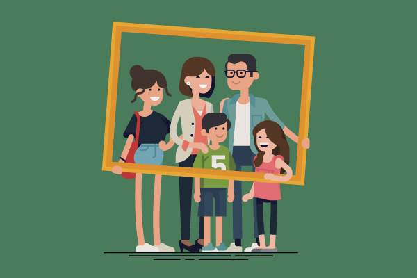 Familia de padre, madre, dos hijas y un hijo sosteniendo un marco de cuadro