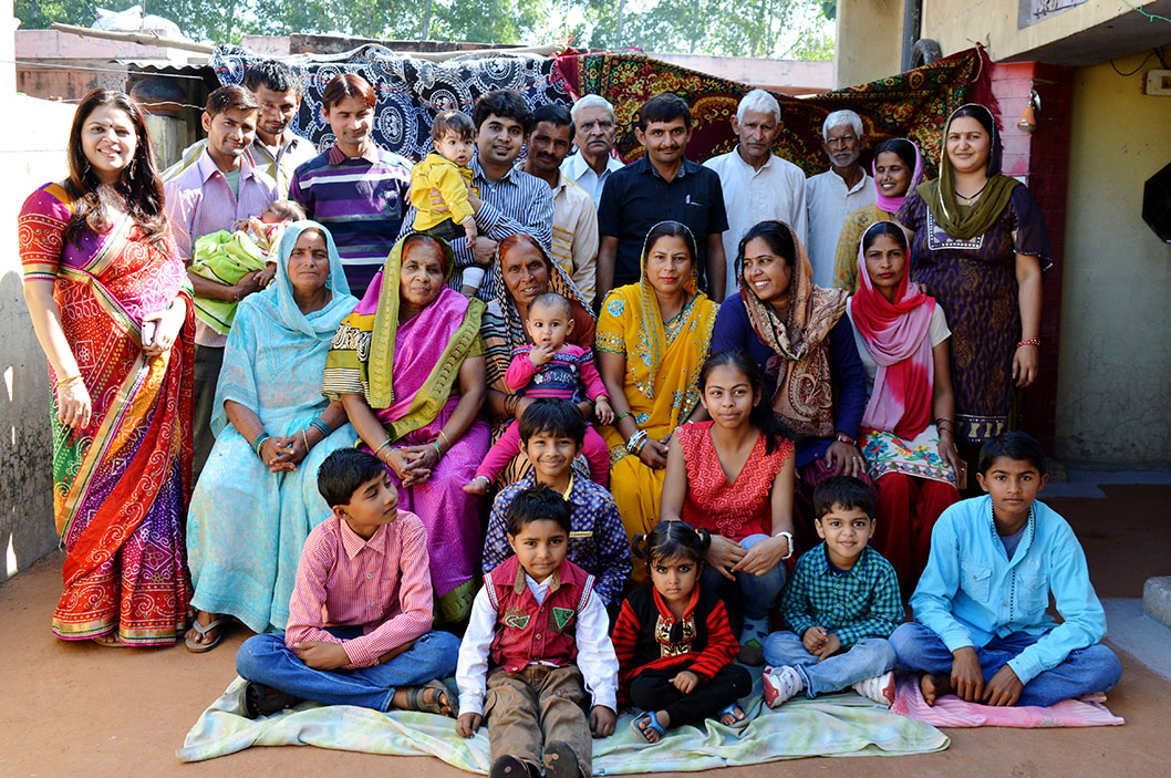 FAMILIA INDIA ASIA GRANDE ABUELOS MADRES PADRES HIJOS HERMANOS TÍOS PRIMOS PARIENTES SANGRE LAZO
