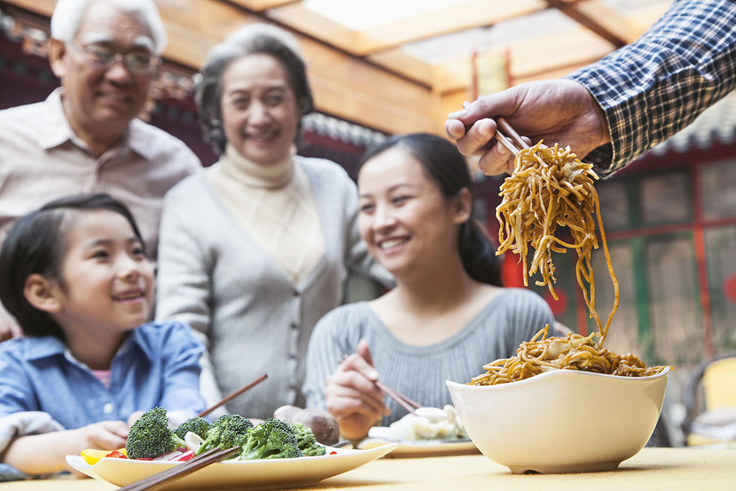 FAMILIA CHINA COMER ALMORZAR DISFRUTAR CONVIVIR COMIDA TRADICIONAL