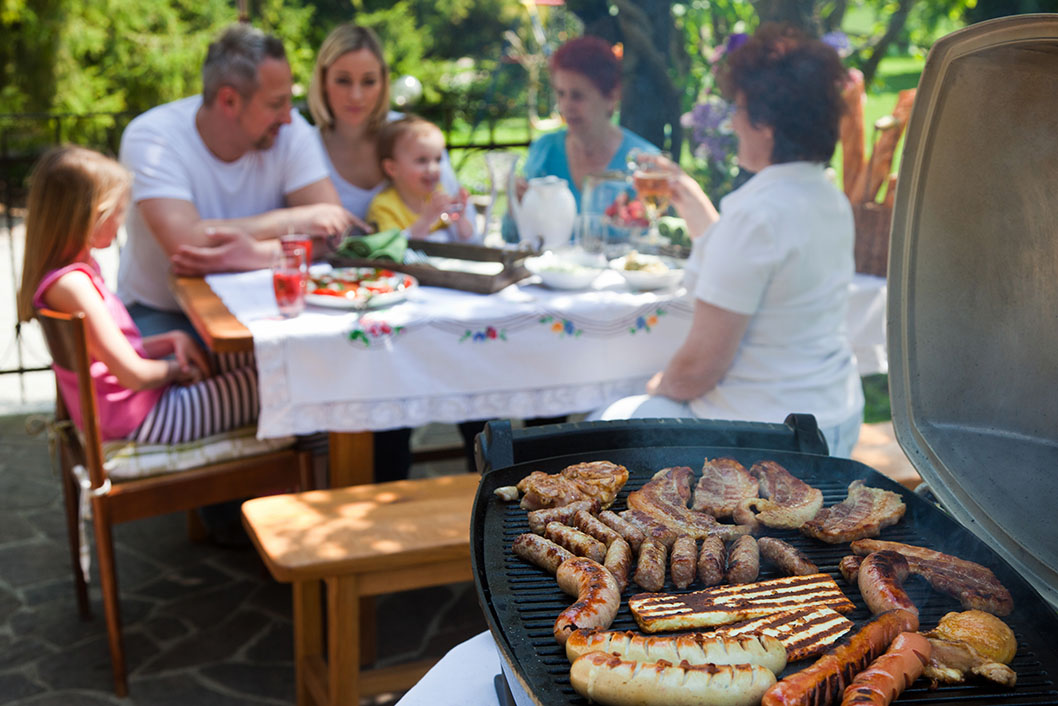 FAMILIA COMIENDO ASADO EN URUGUAY