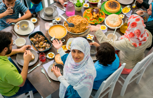 Familia musulmana celebrando Ramadán
