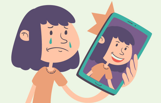 Mujer triste mirando una foto donde se ve feliz