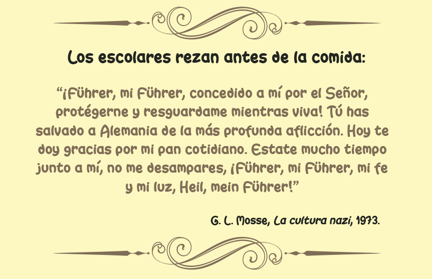 Los escolares rezan antes de la comida.
