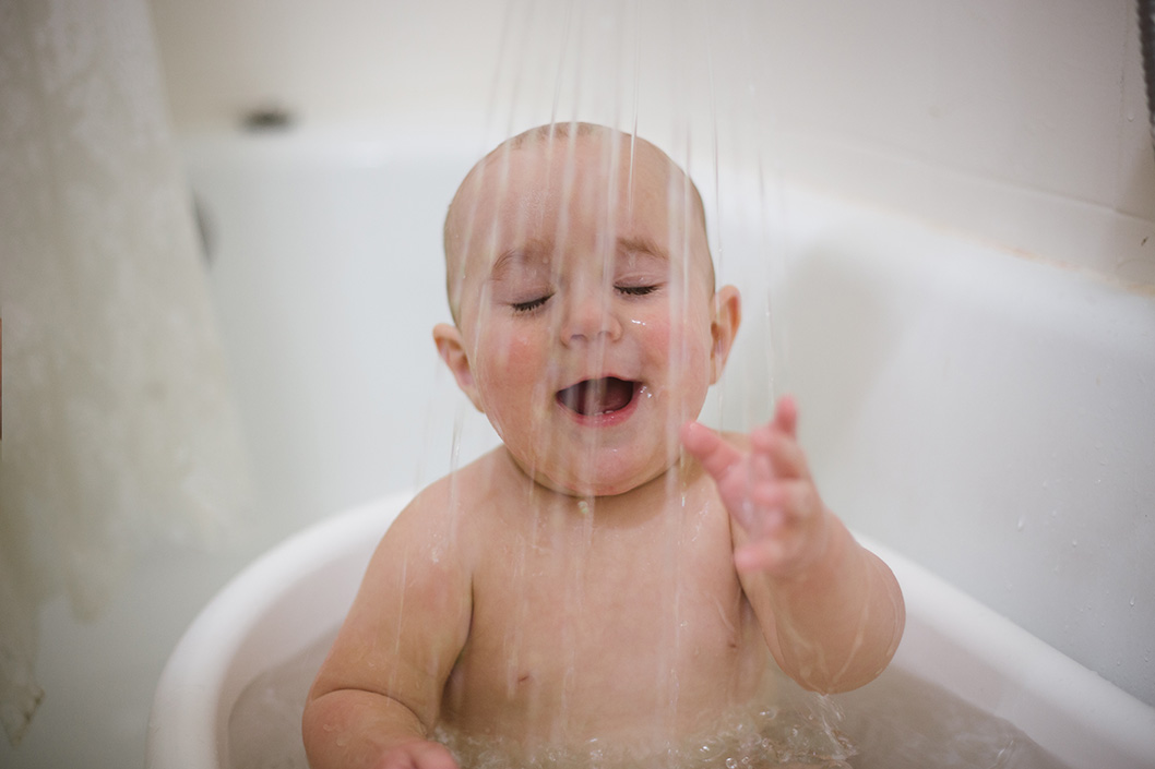 BEBÉ BAÑO REGADERA AGUA MOJAR DISFRUTAR REFRESCAR